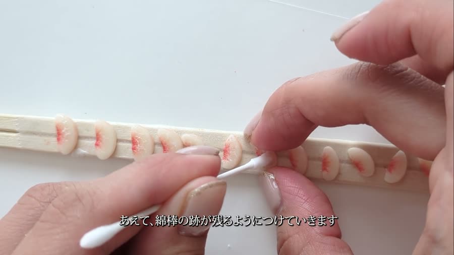 綿棒でジェルメディウムをのせる