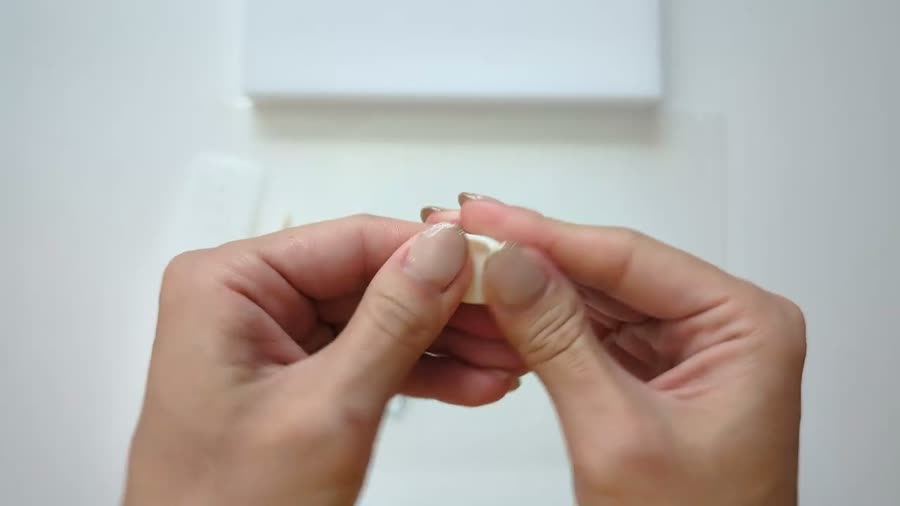 ほんのり黄色に着色した粘土